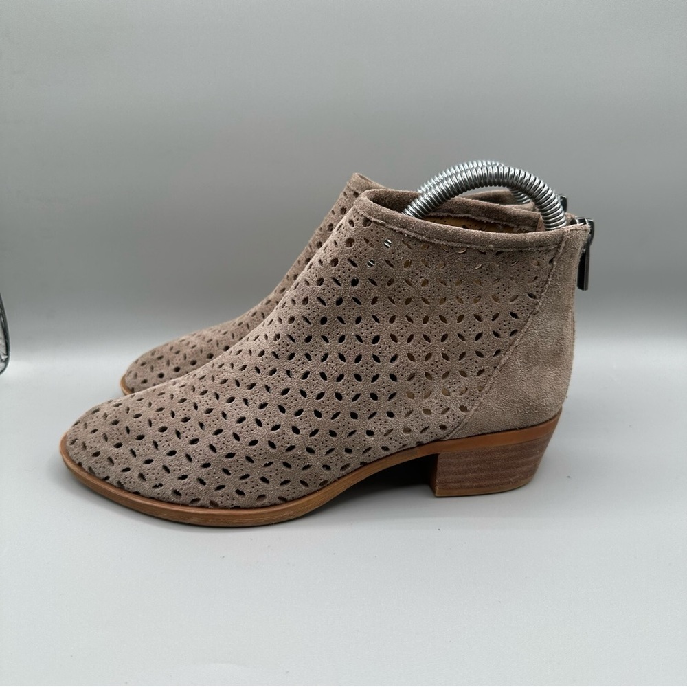 Lucky Brand Women’s 6 Bergyn Perforated Ankle Boots Suede Tan Booties Zip Up - Picture 4 of 9